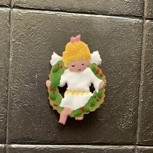 Vintage Baby Angel in wreath Christmas brooch, Unmarked